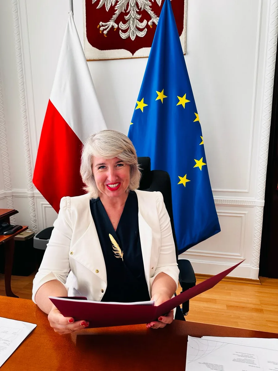 prof. Małgorzata Dobrowolska w gabinecie z flagami Polski i UE